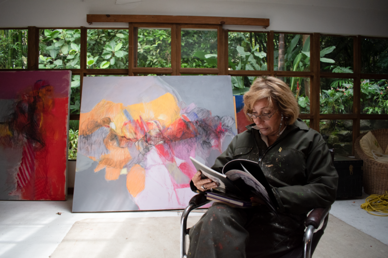 Artista plástica colombiana Margarita Isaza leyendo en su taller.